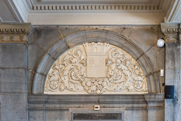 Bas-relief côté cour, au centre : blason de Dijon. © Région Bourgogne-Franche-Comté, Inventaire du patrimoine