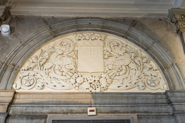 Bas-relief côté jardin, au centre : devise et blason de François Nicolas Le Compasseur de Courtivron. © Région Bourgogne-Franche-Comté, Inventaire du patrimoine