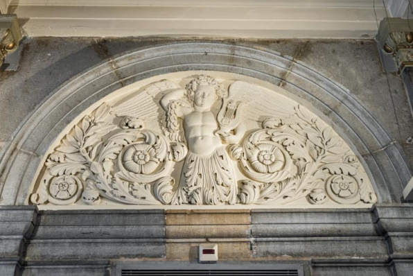 Bas-relief côté jardin, à droite : phytomorphe tenant une lyre dans la main gauche. © Région Bourgogne-Franche-Comté, Inventaire du patrimoine