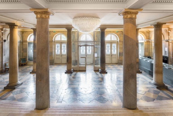 Lustre du vestibule : vue d'ensemble dans la pièce, depuis l'escalier. © Région Bourgogne-Franche-Comté, Inventaire du patrimoine