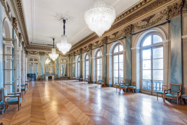 Les trois lustres du foyer : vue d'ensemble dans la pièce. © Région Bourgogne-Franche-Comté, Inventaire du patrimoine