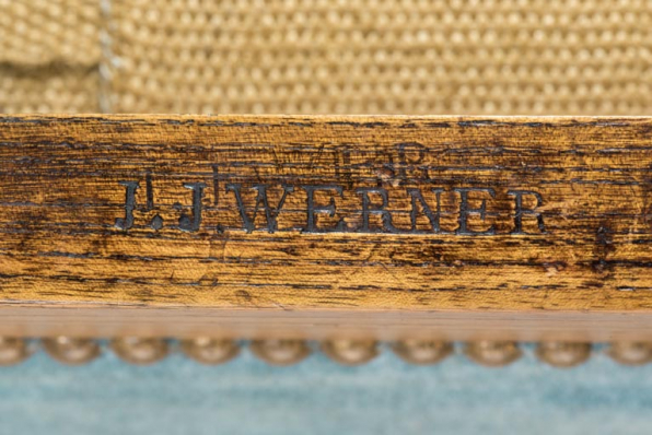 Tabouret rembourré : marque du fabricant J.-J. Werner. © Région Bourgogne-Franche-Comté, Inventaire du patrimoine