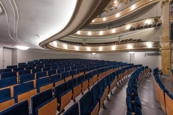 Salle : orchestre, vu depuis le côté cour. © Région Bourgogne-Franche-Comté, Inventaire du patrimoine