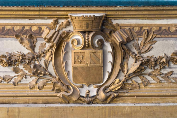 Armoiries de Dijon sur le garde-corps de la loge d'avant-scène côté cour, au 1er balcon. © Région Bourgogne-Franche-Comté, Inventaire du patrimoine