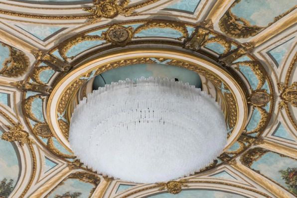 Lustre de la salle, vu en contre-plongée. © Région Bourgogne-Franche-Comté, Inventaire du patrimoine