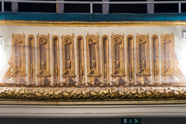 Décor peint du garde-corps du 3e balcon. © Région Bourgogne-Franche-Comté, Inventaire du patrimoine