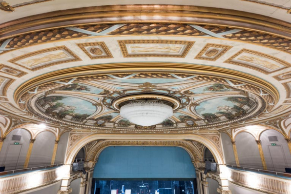 Plafond et lustre de la salle. © Région Bourgogne-Franche-Comté, Inventaire du patrimoine