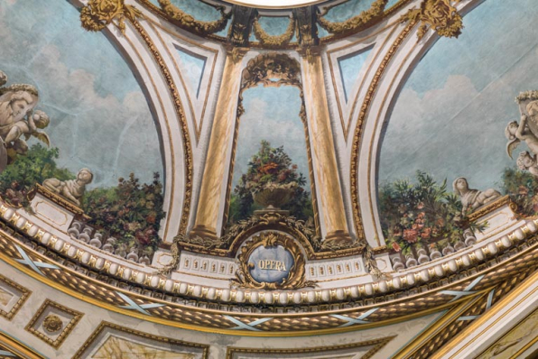 Plafond : décor entre les secteurs côté scène (à droite) et côté jardin, avec l'inscription Opéra. © Région Bourgogne-Franche-Comté, Inventaire du patrimoine