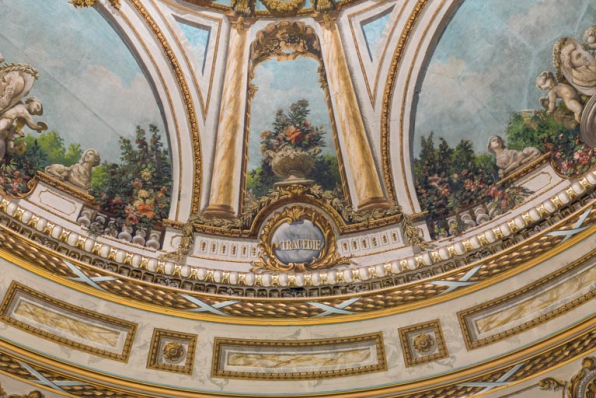 Plafond : décor entre les secteurs côté jardin (à droite) et fond de la salle, avec l'inscription Tragédie. © Région Bourgogne-Franche-Comté, Inventaire du patrimoine