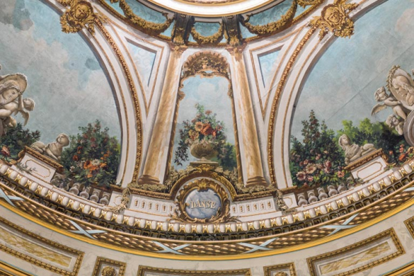 Plafond : décor entre les secteurs du côté du fond de la salle (à droite) et côté cour, avec l'inscription Danse. © Région Bourgogne-Franche-Comté, Inventaire du patrimoine