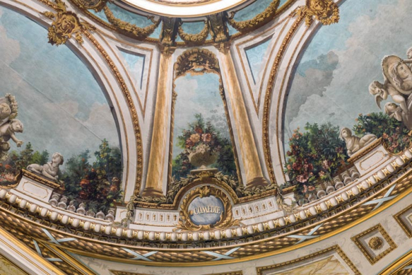 Plafond : décor entre les secteurs côté cour (à droite) et côté scène, avec l'inscription Comédie. © Région Bourgogne-Franche-Comté, Inventaire du patrimoine