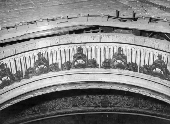 La salle - vue des combles par la couronne du plafond [avant travaux]. S.d. [1969]. © Région Bourgogne-Franche-Comté, Inventaire du patrimoine