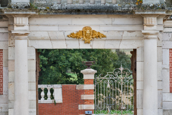 Galerie : linteau orné de la porte cochère. © Région Bourgogne-Franche-Comté, Inventaire du patrimoine