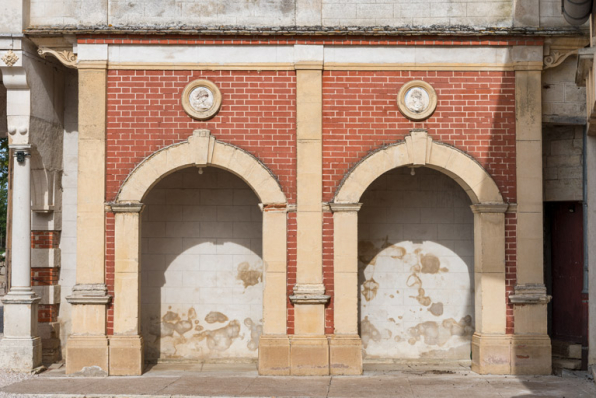 Bas-reliefs à gauche de l'entrée. © Région Bourgogne-Franche-Comté, Inventaire du patrimoine