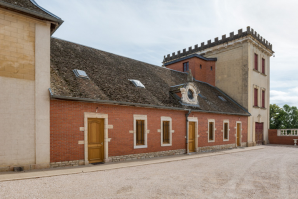 Elévation antérieure (ouest) : corps central (écurie) et corps sud (remise, salle des fêtes, logement). © Région Bourgogne-Franche-Comté, Inventaire du patrimoine