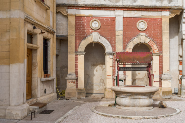 Angle nord-ouest de la cour, avec le puits. © Région Bourgogne-Franche-Comté, Inventaire du patrimoine