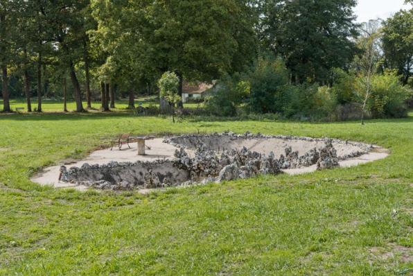 Parc : bassin. L'étable se devine à l'arrière-plan. © Région Bourgogne-Franche-Comté, Inventaire du patrimoine