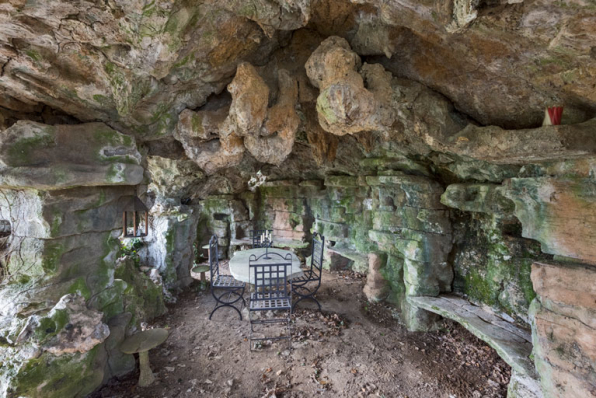 Grotte : intérieur depuis l'entrée. © Région Bourgogne-Franche-Comté, Inventaire du patrimoine