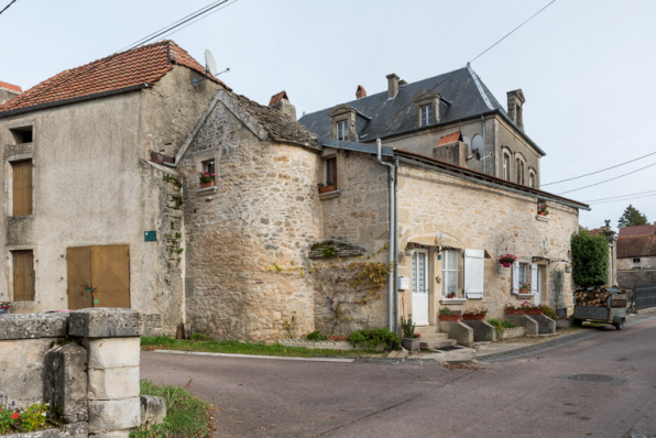 Vue d'ensemble depuis le nord-ouest.  © Région Bourgogne-Franche-Comté, Inventaire du patrimoine