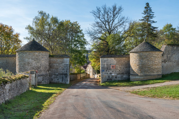 Vue d'ensemble des tours à l'entrée ouest. © Région Bourgogne-Franche-Comté, Inventaire du patrimoine Vue d'ensemble des tours à l'entrée ouest. © Région Bourgogne-Franche-Comté, Inventaire du patrimoine