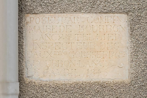 Inscription relative à la construction de l'édifice, 6 avril 1845. © Région Bourgogne-Franche-Comté, Inventaire du patrimoine