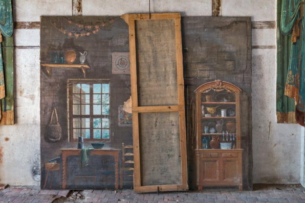 Théâtre, décor de scène : intérieur de maison, avec châssis au balais vu de dos. © Région Bourgogne-Franche-Comté, Inventaire du patrimoine