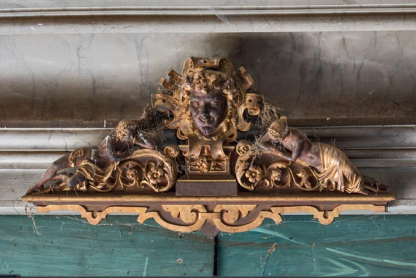 Masque (tête de satyre) et personnages, en haut du cadre de scène. © Région Bourgogne-Franche-Comté, Inventaire du patrimoine