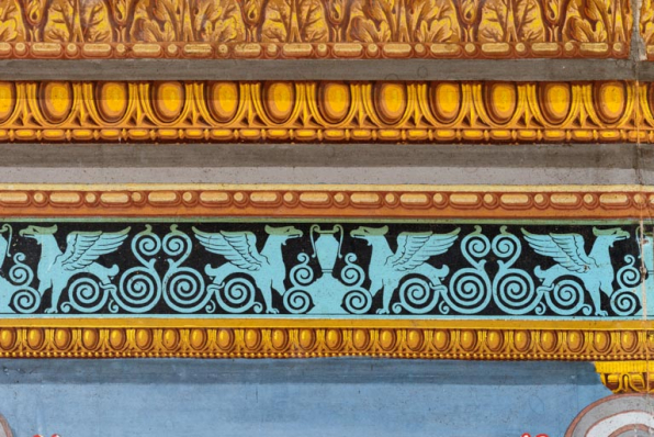 Théâtre, décor de scène : décor du salon, avec frise de griffons. © Région Bourgogne-Franche-Comté, Inventaire du patrimoine