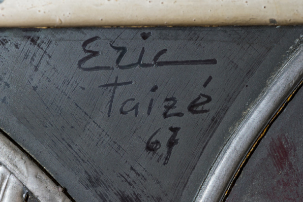 Détail de la signature sur le vitrail (baie 0, gauche).  © Région Bourgogne-Franche-Comté, Inventaire du patrimoine