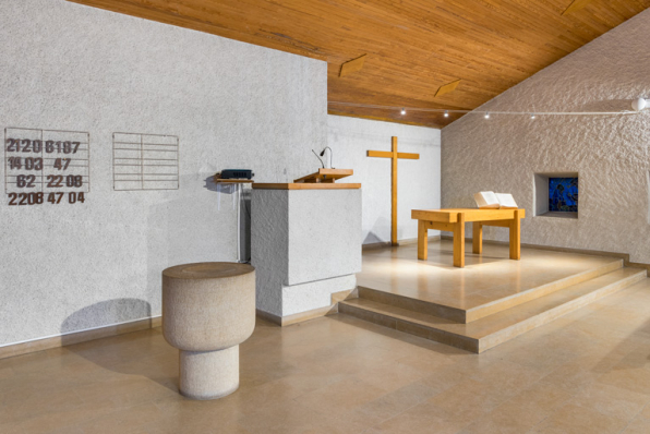 Vue intérieure du temple en direction de l'estrade accueillant la table de communion. © Région Bourgogne-Franche-Comté, Inventaire du patrimoine