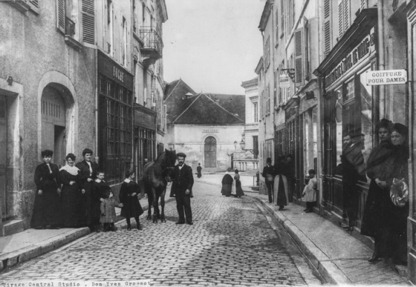 [La rue de l'Hôtel de Ville et le théâtre municipal]. S.d. [entre 1900 et 1904]. © Région Bourgogne-Franche-Comté, Inventaire du patrimoine