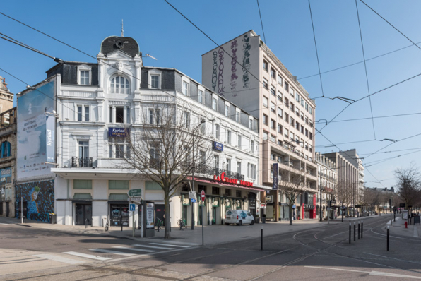Salle de spectacle dite la Grande Taverne (à gauche) et cinéma Olympia (16-26 avenue du Maréchal Foch). © Région Bourgogne-Franche-Comté, Inventaire du patrimoine