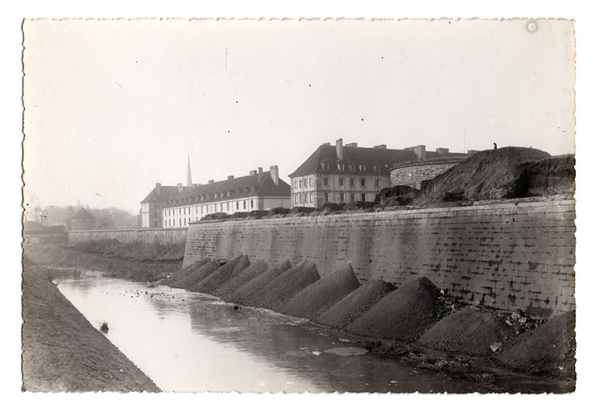 [Escarpe du bastion du Cygne et courtine du front est avec fossé inondé]. S.d [1er quart 20e siècle]. © Archives municipales, Auxonne