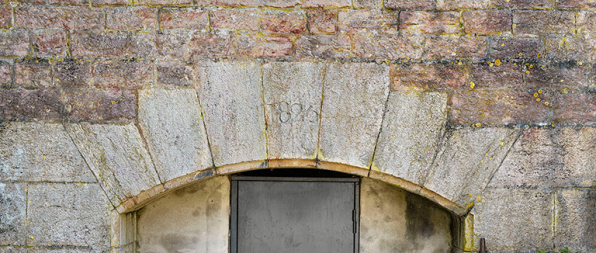 Date portée de la poterne. © Région Bourgogne-Franche-Comté, Inventaire du patrimoine
