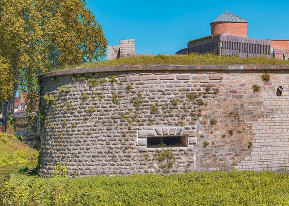 La tour basse des Moulins, vue de profil. © Région Bourgogne-Franche-Comté, Inventaire du patrimoine La tour basse des Moulins, vue de profil. © Région Bourgogne-Franche-Comté, Inventaire du patrimoine
