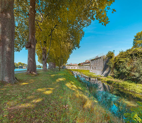 Le front de Saône au niveau du château et son fossé. © Région Bourgogne-Franche-Comté, Inventaire du patrimoine Le front de Saône au niveau du château et son fossé. © Région Bourgogne-Franche-Comté, Inventaire du patrimoine