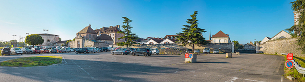 Le front nord de la place. De gauche à droite : la tour du Cygne, la porte Royale et le bastion Royal. © Région Bourgogne-Franche-Comté, Inventaire du patrimoine Le front nord de la place. De gauche à droite : la tour du Cygne, la porte Royale et le bastion Royal. © Région Bourgogne-Franche-Comté, Inventaire du patrimoine