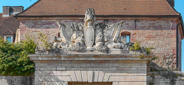 Détail du groupe sculpté. © Région Bourgogne-Franche-Comté, Inventaire du patrimoine