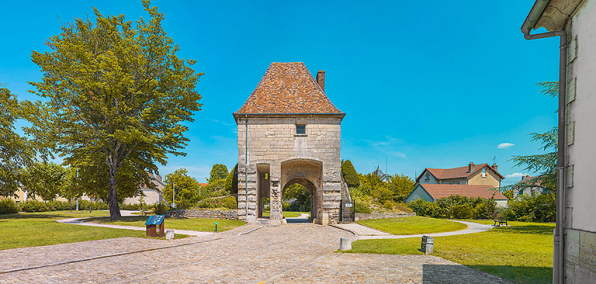 La porte "côté ville". © Région Bourgogne-Franche-Comté, Inventaire du patrimoine La porte "côté ville". © Région Bourgogne-Franche-Comté, Inventaire du patrimoine