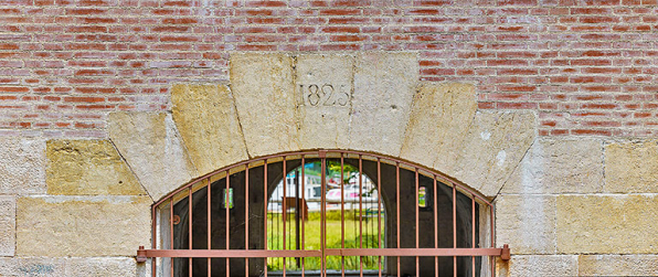 Date portée de la poterne. © Région Bourgogne-Franche-Comté, Inventaire du patrimoine Date portée de la poterne. © Région Bourgogne-Franche-Comté, Inventaire du patrimoine