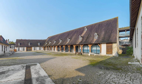 Cour de l'arsenal. © Région Bourgogne-Franche-Comté, Inventaire du patrimoine Cour de l'arsenal. © Région Bourgogne-Franche-Comté, Inventaire du patrimoine
