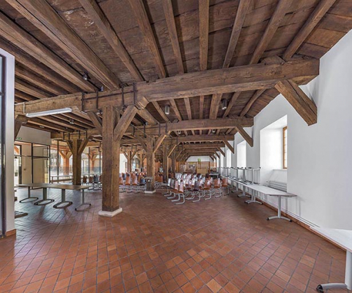 Rez-de-chaussée des grandes halles avec plafond en charpente apparente. © Région Bourgogne-Franche-Comté, Inventaire du patrimoine