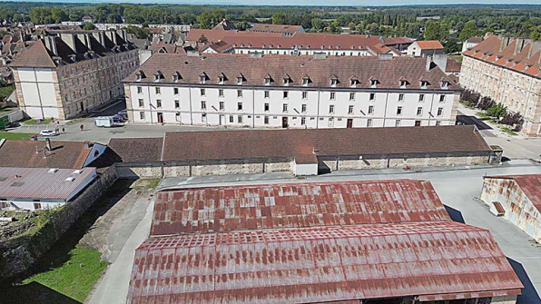 Vue aérienne du rempart reliant les bastions du Gouverneur et du Cygne. © Région Bourgogne-Franche-Comté, Inventaire du patrimoine Vue aérienne du rempart reliant les bastions du Gouverneur et du Cygne. © Région Bourgogne-Franche-Comté, Inventaire du patrimoine