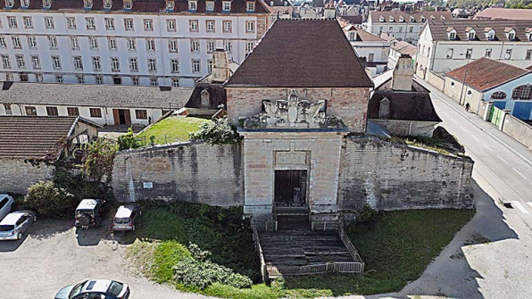 Vue aérienne de la porte. © Région Bourgogne-Franche-Comté, Inventaire du patrimoine Vue aérienne de la porte. © Région Bourgogne-Franche-Comté, Inventaire du patrimoine