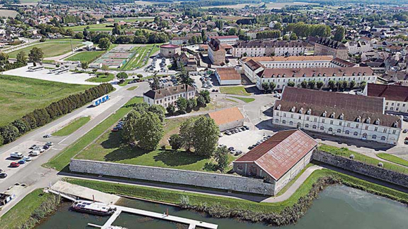 Vue aérienne : face et flanc ouest du bastion. © Région Bourgogne-Franche-Comté, Inventaire du patrimoine Vue aérienne : face et flanc ouest du bastion. © Région Bourgogne-Franche-Comté, Inventaire du patrimoine