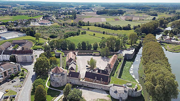 Vue aérienne du front nord du château. De gauche à droite : la tour Notre-Dame, l'entrée surmontée de son pavillon, la courtine et les tours haute et basse des Moulins. © Région Bourgogne-Franche-Comté, Inventaire du patrimoine