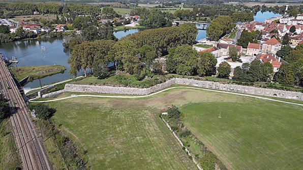Vue aérienne du demi-bastion. © Région Bourgogne-Franche-Comté, Inventaire du patrimoine Vue aérienne du demi-bastion. © Région Bourgogne-Franche-Comté, Inventaire du patrimoine