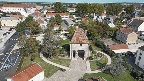Vue aérienne de la porte. © Région Bourgogne-Franche-Comté, Inventaire du patrimoine Vue aérienne de la porte. © Région Bourgogne-Franche-Comté, Inventaire du patrimoine
