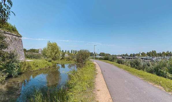 La Petite Saône au pied du bastion. © Région Bourgogne-Franche-Comté, Inventaire du patrimoine La Petite Saône au pied du bastion. © Région Bourgogne-Franche-Comté, Inventaire du patrimoine