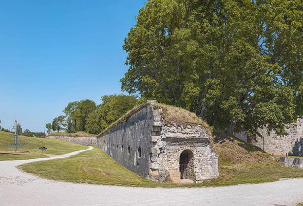 La courtine au niveau de la partie détruite au 20e siècle. © Région Bourgogne-Franche-Comté, Inventaire du patrimoine La courtine au niveau de la partie détruite au 20e siècle. © Région Bourgogne-Franche-Comté, Inventaire du patrimoine